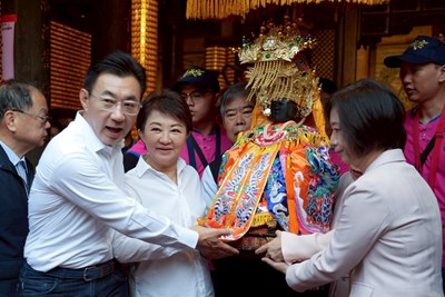 市長盧秀燕今早恭請媽祖上轎