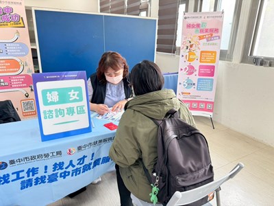 活動現場婦女諮詢畫面