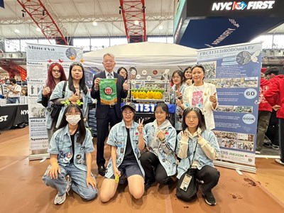 駐紐約辦事處處長李志強在比賽首日，到場為台中女中等4支台灣參賽隊伍加油打氣。