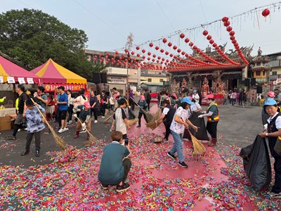 環保英雄協力沿街清理市容4