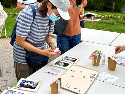 飼主親手製作花朵相框，收藏與毛孩的回憶