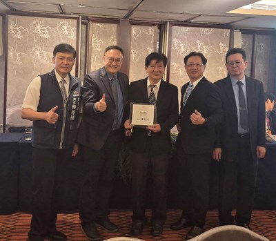 受頒服務年資滿50年牙醫師代表