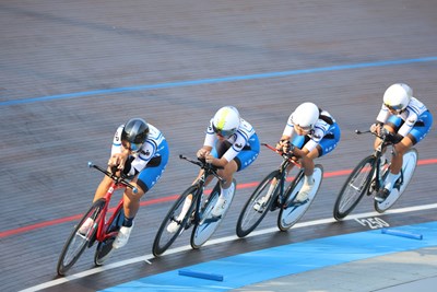 自由車場地賽選手執行戰術以奪金為目標