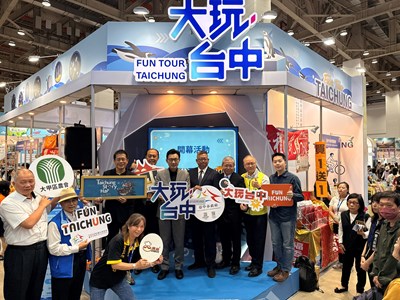 立法院副院長江啟臣與台中市政府觀光旅遊局副局長蔡宗昇及台中各大公協會、業者共同