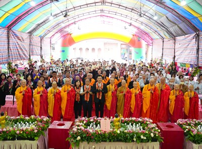 大台中佛教會浴佛祈福大會登場，上千信眾共沐佛恩