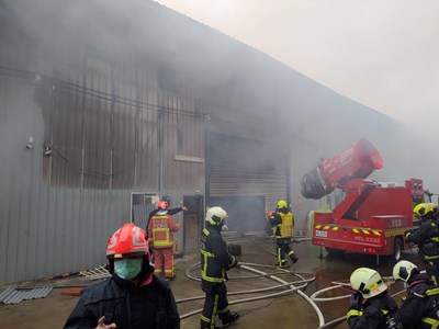 消防局編制員額由現行1,991人大幅擴編至2,700人，增額達709人，消防戰力再升級