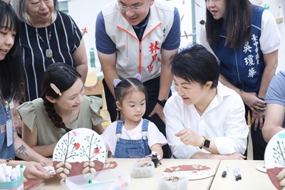 市長與小朋友一起做花生殼黏土