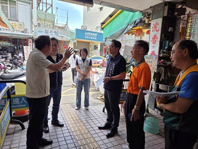 經發局張峯源局長與何文海議員至南屯市場勘查 1