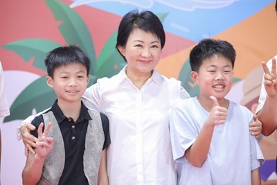 盧市長表揚1,300名模範暨健康兒童 可愛Pose配合擺拍、溫馨獻上「市長抱抱」鼓勵學子