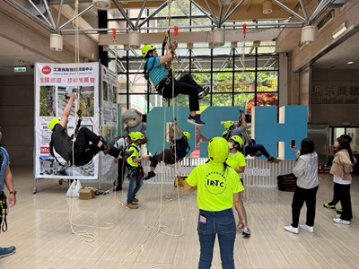 IRTC台灣工業繩索技術訓練中心協會雙繩垂降高空工作體驗