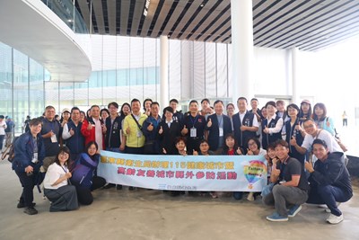 臺中市政府參訪團隊合照。圖片提供：臺中市立圖書館。