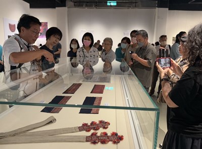 「Mar’iang！針線對話」展出纖博館典藏的21 組件臺灣南部平埔原住民族十字繡文物