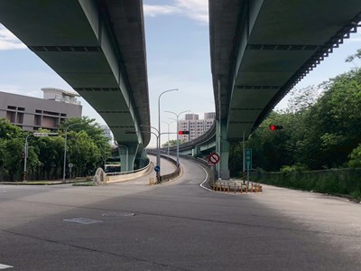 市府調整相關交通工程措施，自5月起試辦高鐵陸橋開放機車通行