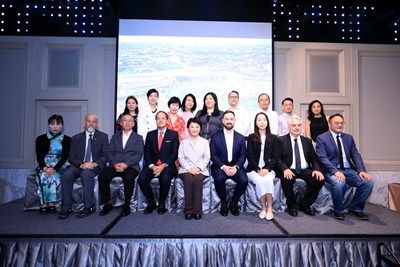 市長盧秀燕與台中美國商會會長許萊恩等商會幹部合照紀念