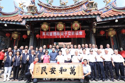 萬和宮上千名契子女回宮祈福  盧市長贈匾「萬和安民」感謝守護地方