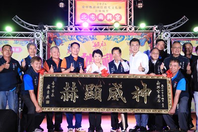 盧市長贈匾「神威顯赫」祈福南興宮香火永傳
