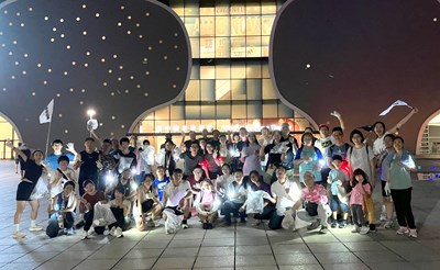 參與淨街慢跑的民眾展現撿拾垃圾成果。