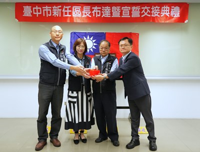 新任外埔區長蔡明松(右)接收印信