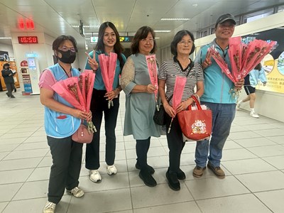 收到康乃馨的旅客與工作人員合影