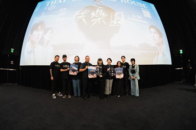 失樂園臺中特映會，劇組特別準備電影T-shirt及簽名海報贈送給台中市政府，由左至右為演員粘詩楷、監製李志薔、台中市影視發展基金會副執行長王允踰、台中市政府新聞局專門委員劉仲偉、導演蔡銀娟、台中市政府社會局副局長林資芮、監製李怡芳、演員陳彥嘉、李夢苡樺