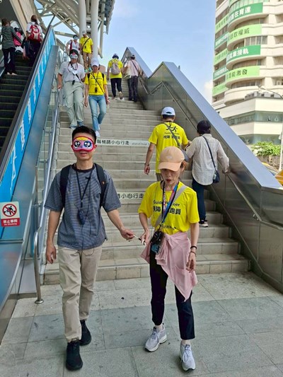 民眾於臺中火車站偽盲體驗上下樓梯