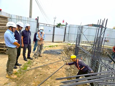 經發局長張峯源於13日前往工地關心工程進度、施工品質及安全管理