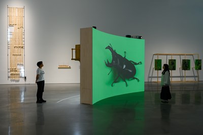 1「熱暑人」展覽－展覽室A，子題：「烈焰之世」。攝影：卓杜信XhinMania。圖片提供：臺中市立美術館。