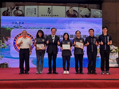 頒發台中市T-CERT隊伍通過驗證標章