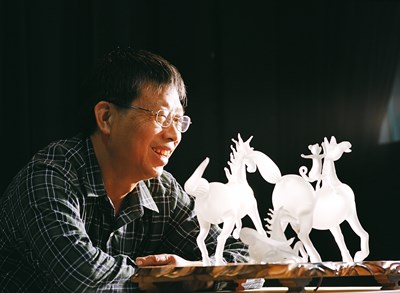 工藝大師李文福以口吹旋轉技法創作的駿馬雄風系列大作