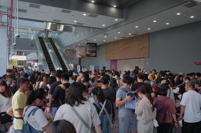 臺中國際會展中心展場排隊入場人潮盛況
