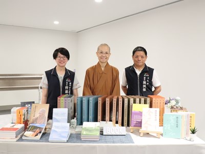 佛光山惠中寺捐贈圖書給臺中市立圖書館