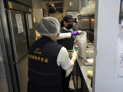 照片1圖說：食安處抽驗早餐業店家使用冰塊檢驗衛生標準