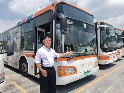 台中公車暖流再現！駕駛陳子正急背身體不適乘客　乘客投書1999感謝_0