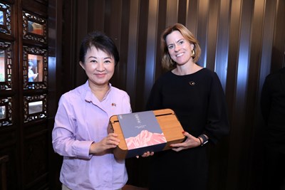 盧市長特別致贈手採梨山茶葉禮盒