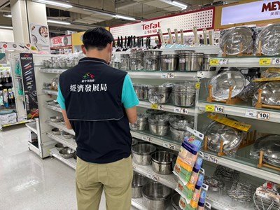市府經發局至家樂福文心店抽查不鏽鋼餐具
