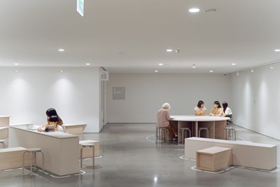 「共融空間」為兼具休憩、交流、閱讀功能的多元場域。圖片來源：臺中市立美術館，攝影：林祐任 Youren Lin