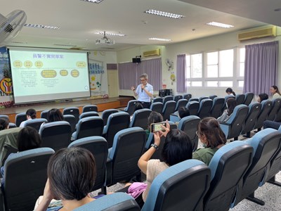 參與各校營養午餐承辦與廠商專心聽講(西區忠明國小場)