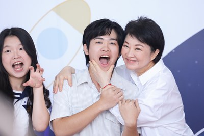 市長與學生們開心合影