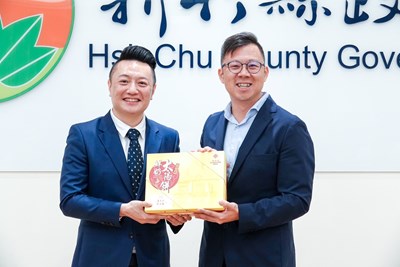 台中市數位局林局長致贈伴手禮予新竹縣數位處