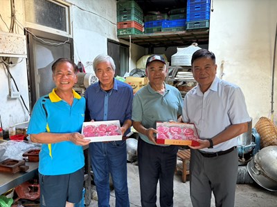 全球台灣客家聯合總會理事陳永和(右2)及楊長能(左2)學習製作新丁粄