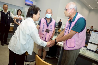 市長至聯合服務中心慰問志工同仁
