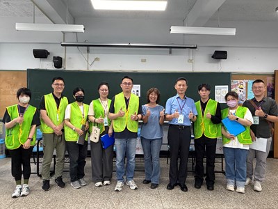 中捷公司總經理朱來順向試務人員致謝