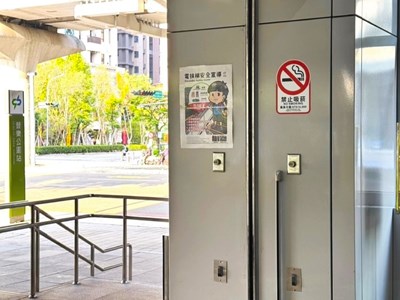 台中捷運車站出入口張貼禁菸標誌。