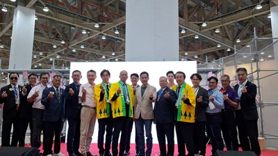 經發局張峯源局長、 宮崎縣佐藤弘之副知事、 宮崎縣森林營業協會、台中市木材商業同業公會 等眾人合影
