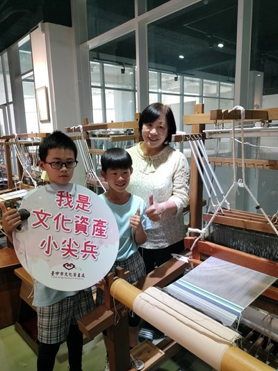 黃蘭葉藝師與學童合影
