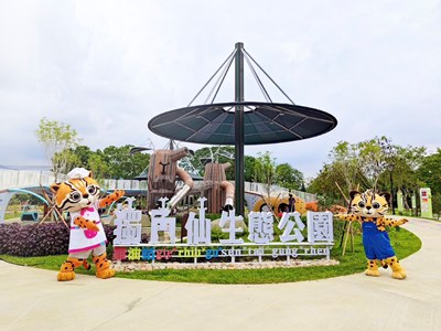 虎媽與來虎現身全新落成的獨角仙公園，以童趣視角開箱特色設施，持續走遍台中29區挖掘在地亮點