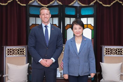 美國無人機產業協會(AUVSI)執行長羅賓斯(Michael Robbins)與盧市長