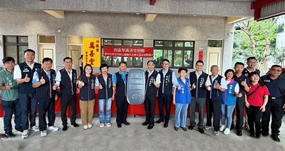 1消防局謝博志專門委員代表受贈警備車