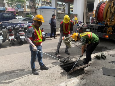 中市環保局清潔隊員加強排水熱點清疏