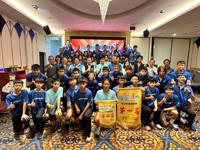 臺中市代表隊勇奪男子總錦標第一名、女子總錦標第四名，於餐會中獻旗分享榮耀成果